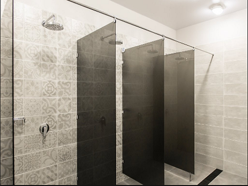 Vì sao toilet công cộng lại hở trên hở dưới?